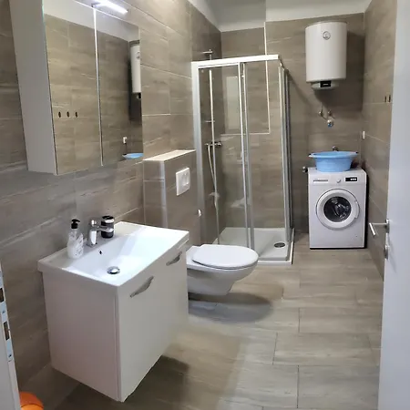 Apartman Elle With Free Private Parking Apartamento