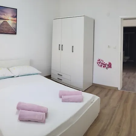Apartament Apartman Elle With Free Private Parking *